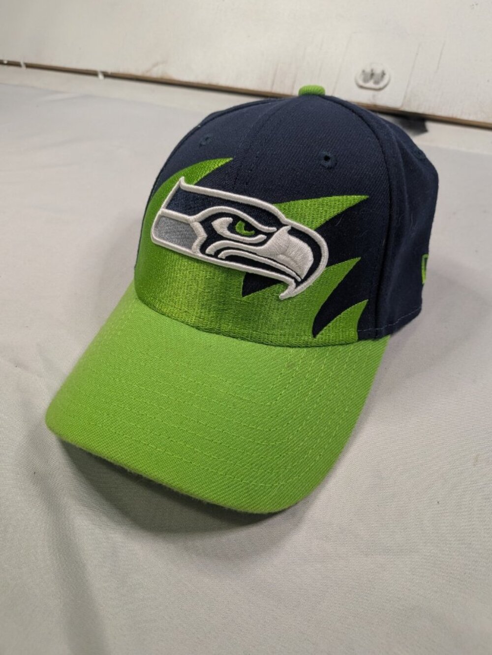 Seattle Seahawks New Era 39Thirty Flex Fit Hat M/L Navy Green Sharktooth Logo